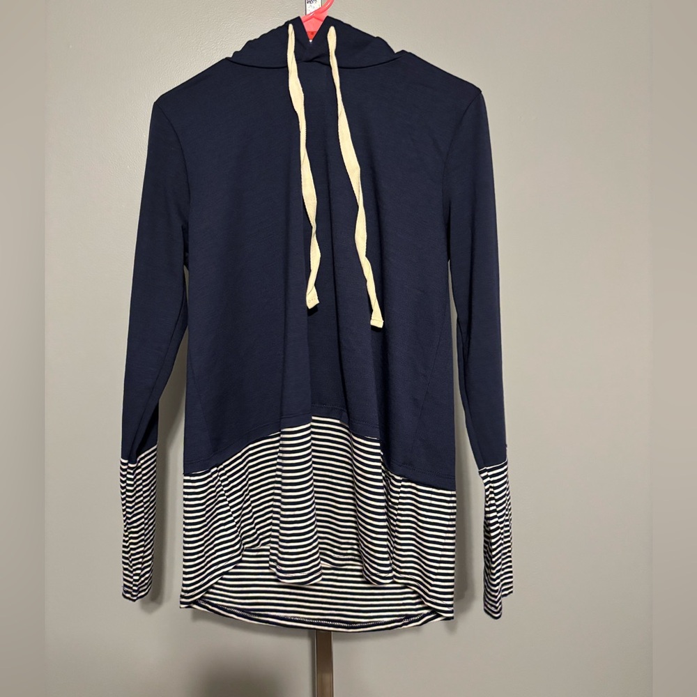 Betsy’s Boutique Shop‎ Women’s LS Hoodie Light Weight Tunic Navy and White L